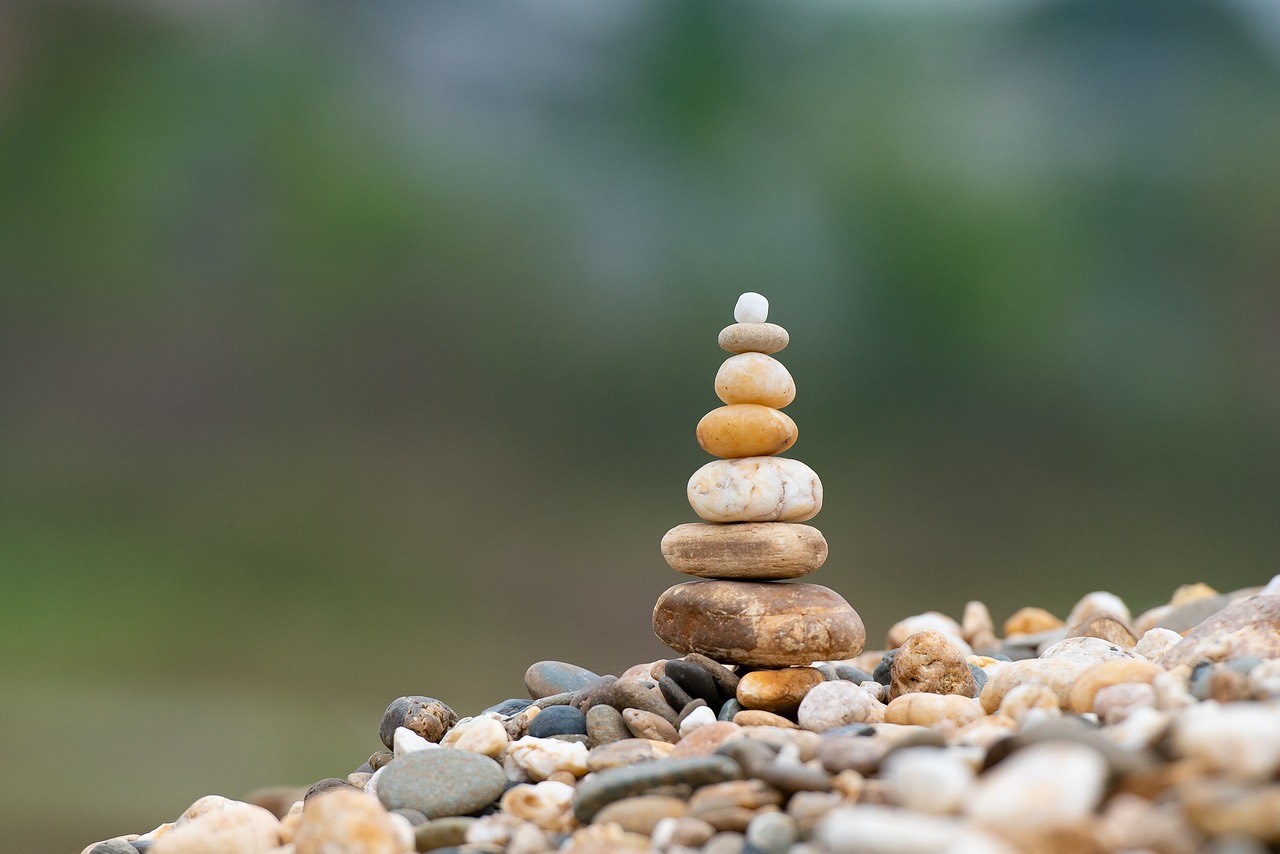 Staplade stenar ute i naturen som symboliserar lugn och balans
